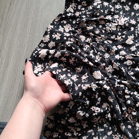 High Waisted Floral Print Flowy Shorts - Picture 4 of 5